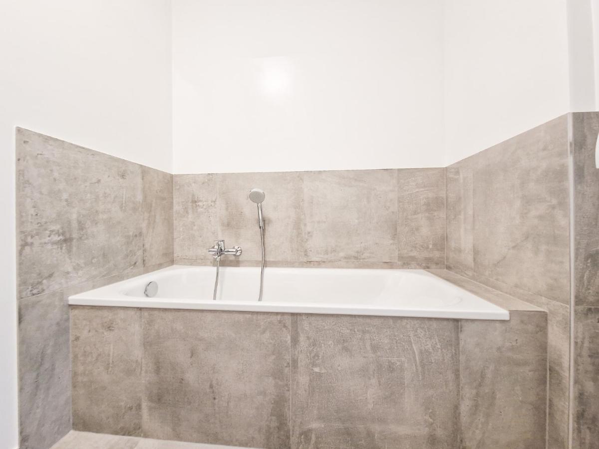 Raj Living - City Apartment With 3 Rooms - 15 Min Messe Dus & 10 Min Old Town Dus ดุสเซลดอร์ฟ ภายนอก รูปภาพ