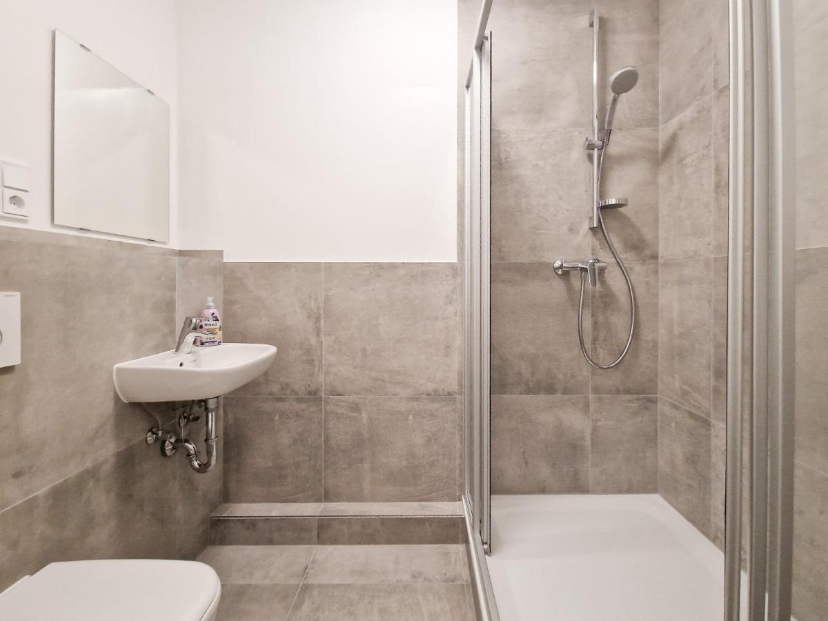 Raj Living - City Apartment With 3 Rooms - 15 Min Messe Dus & 10 Min Old Town Dus ดุสเซลดอร์ฟ ภายนอก รูปภาพ