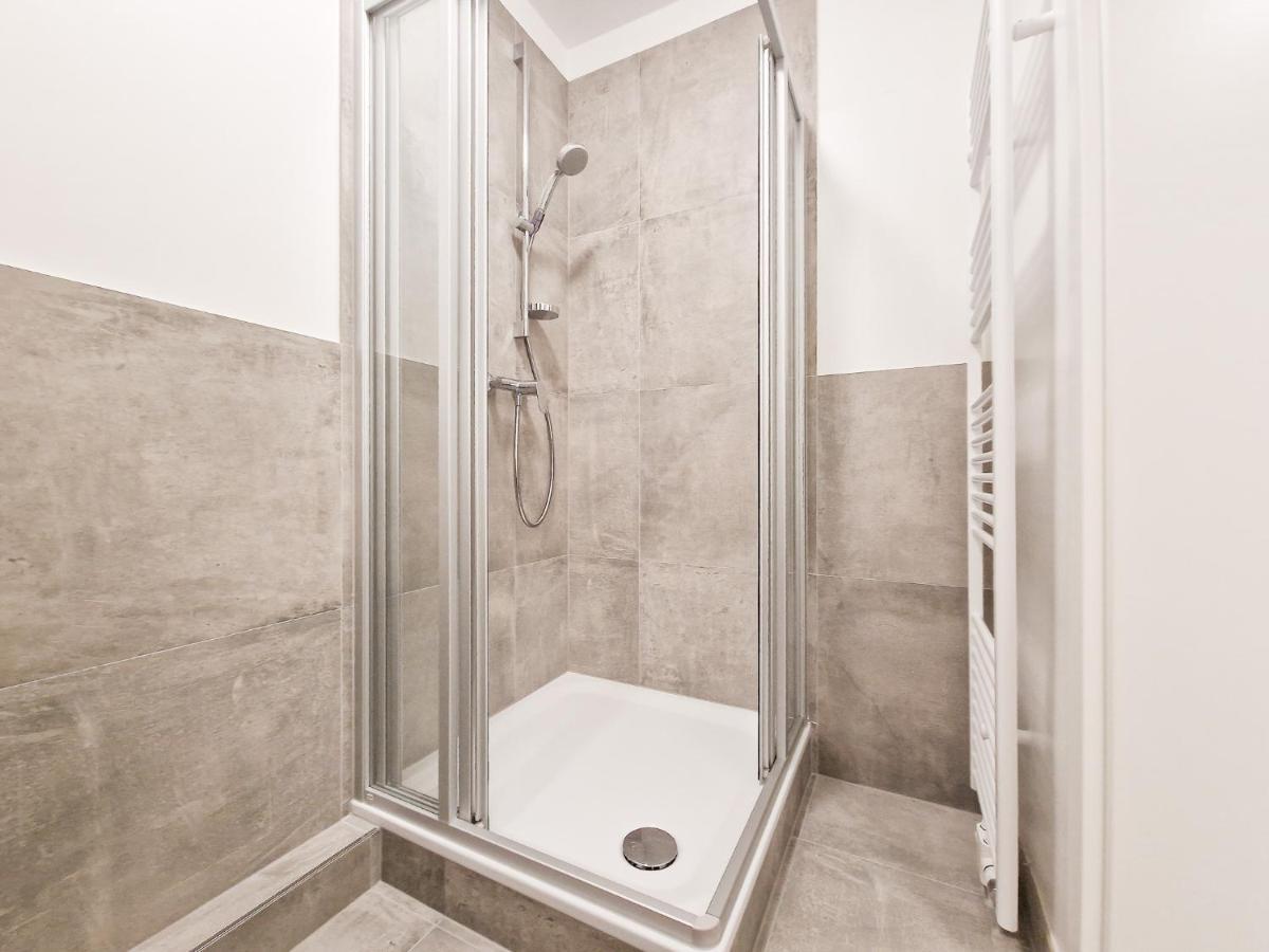 Raj Living - City Apartment With 3 Rooms - 15 Min Messe Dus & 10 Min Old Town Dus ดุสเซลดอร์ฟ ภายนอก รูปภาพ