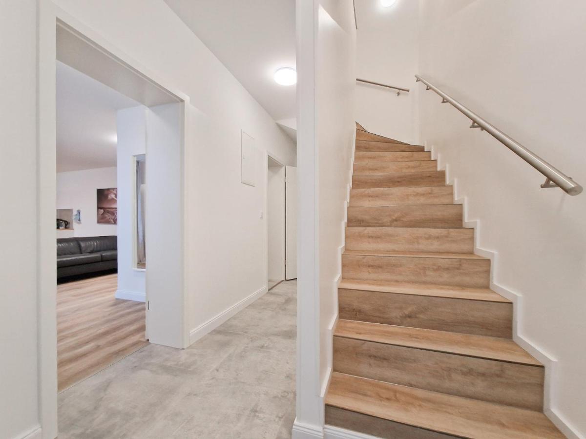 Raj Living - City Apartment With 3 Rooms - 15 Min Messe Dus & 10 Min Old Town Dus ดุสเซลดอร์ฟ ภายนอก รูปภาพ